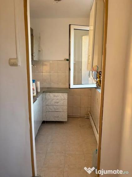 Apartament cu 3 camere semidecomandat în Dâmbu Pietros