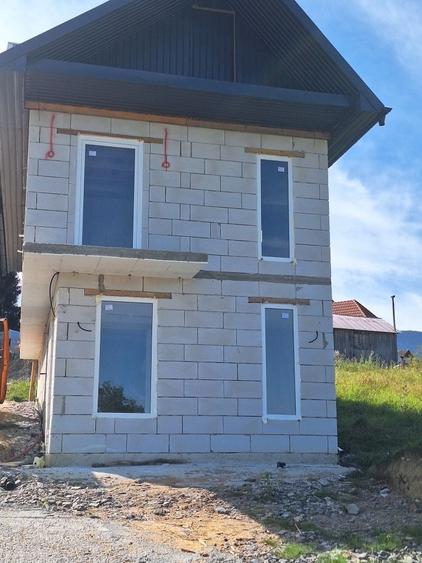 Casă cu 4 camere în Moisei