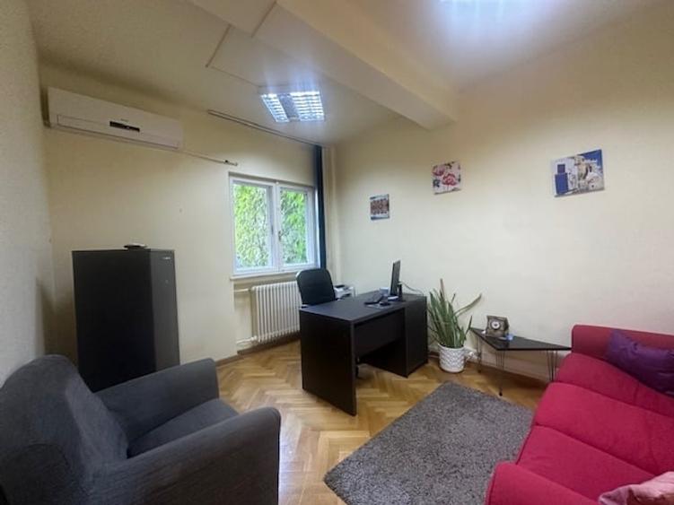 Casă individuală cu 12 camere cu Canalizare în Capitale