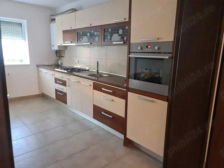 Casă cu 6 camere cu Teren 300 Mp în Dumbrăvița