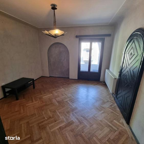 Apartament cu 3 camere semidecomandat în Cotroceni
