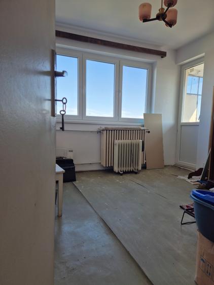 Apartament cu 3 camere semidecomandat în Militari