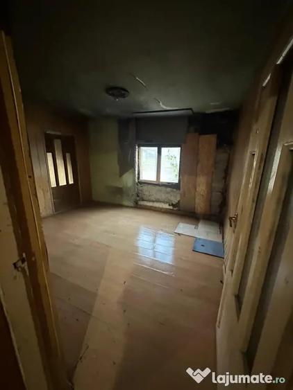 Casă cu 4 camere în Buștenari