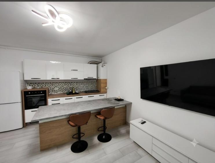 Apartament cu 3 camere decomandat, mobilat în Central