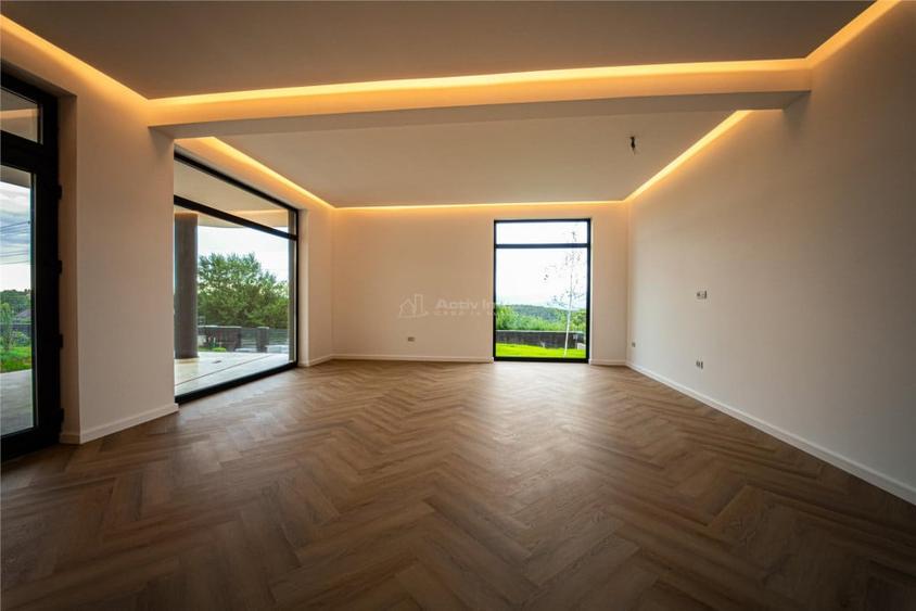 Casă cu 6 camere cu Teren 600 Mp în Seciu