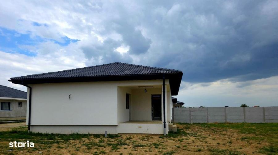 Casă cu 3 camere în Lazuri