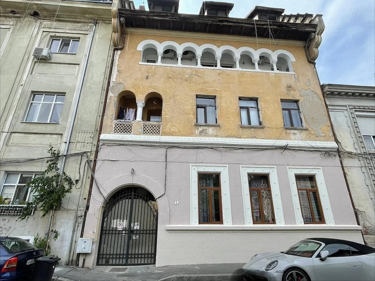 Apartament cu 5 camere decomandat în Victoriei