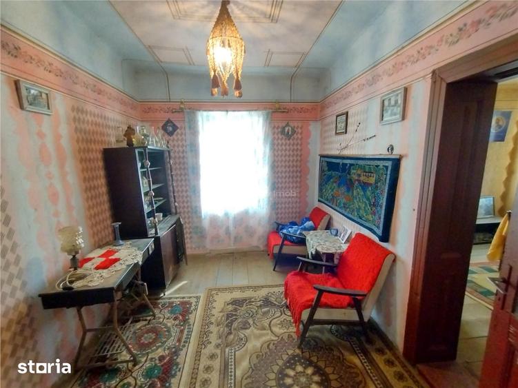 Casă cu 7 camere cu Teren 546 Mp în Socol