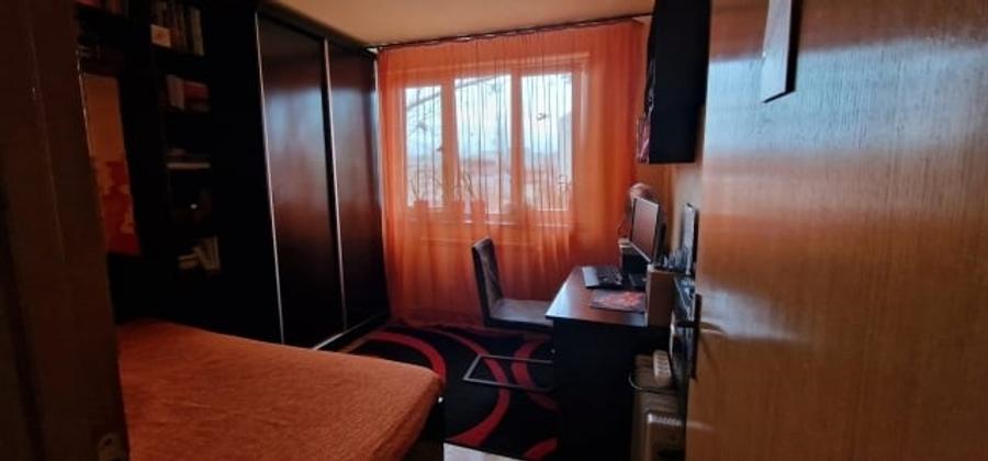 Apartament cu 4 camere decomandat, mobilat în Titan