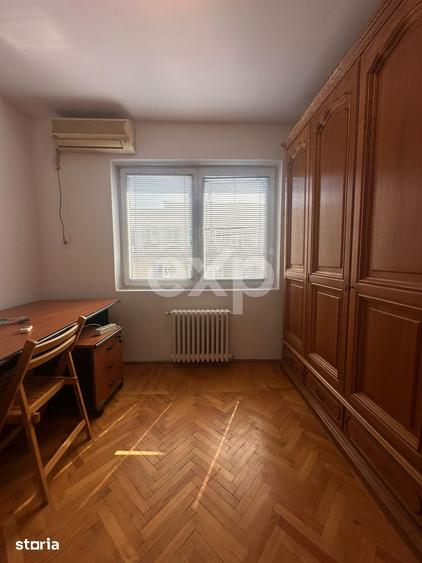 Apartament cu 3 camere semidecomandat în Centrul Civic