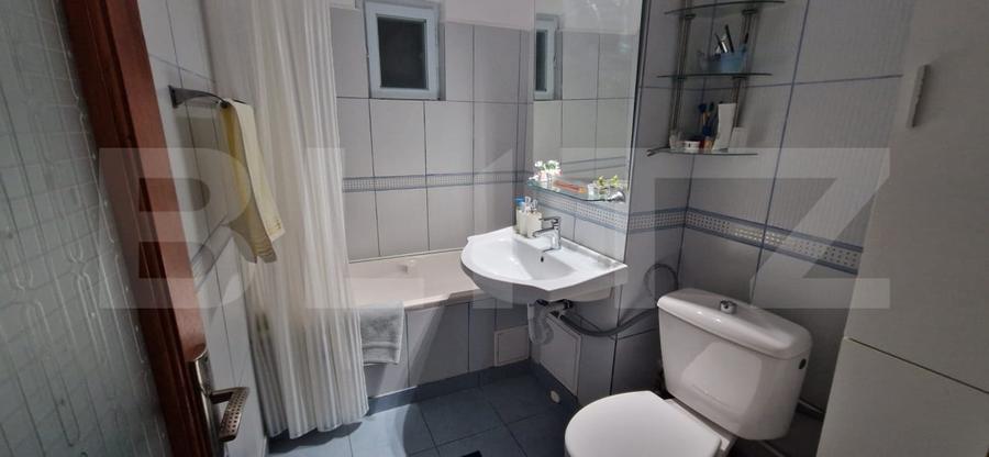 Apartament cu 3 camere semidecomandat, mobilat în Rovine