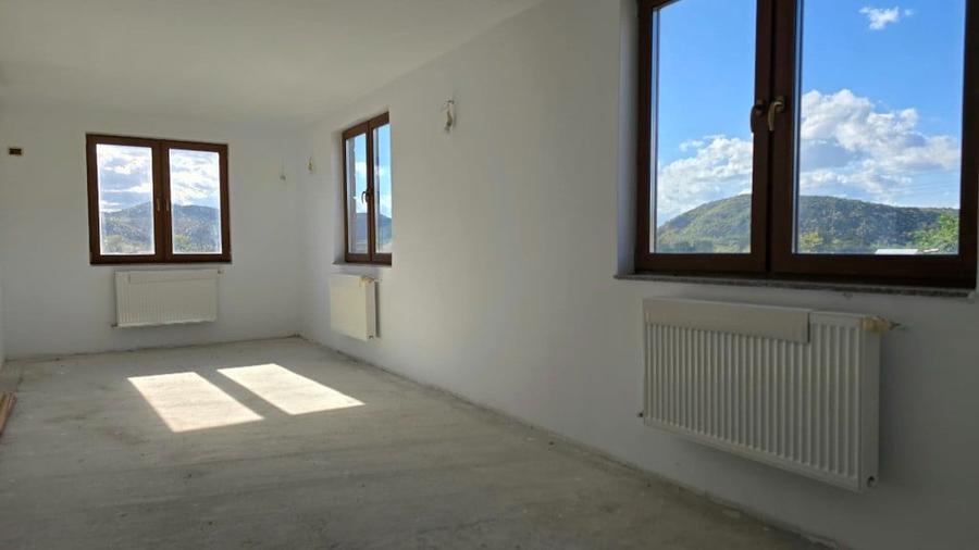 Casă cu 8 camere cu Teren 830 Mp în Brănișca