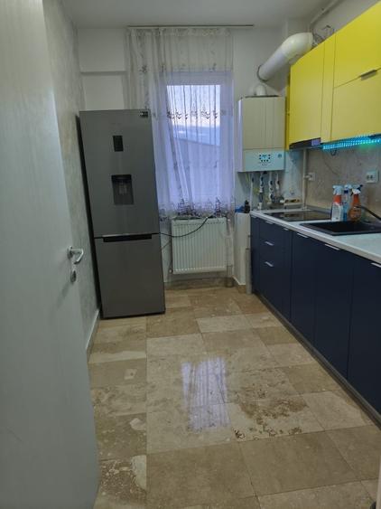Apartament cu 3 camere decomandat în Roșu