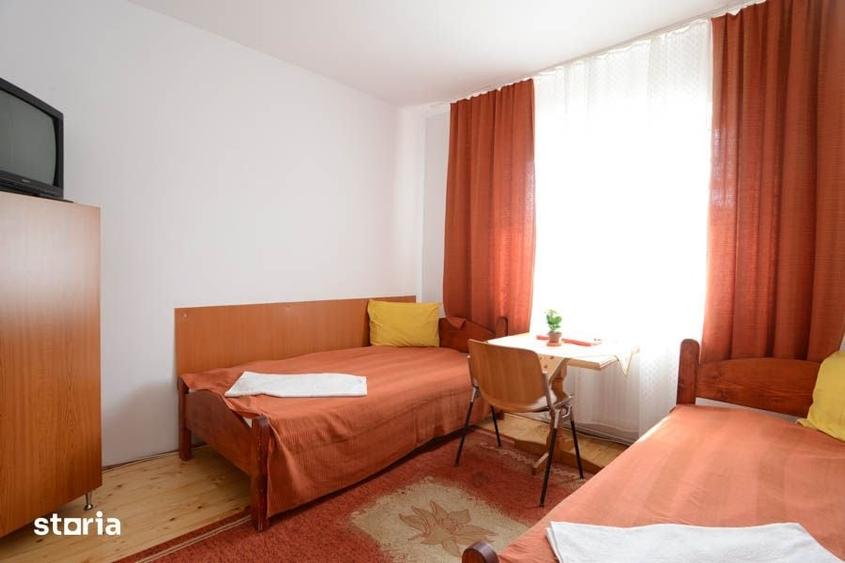 Casă cu 8 camere cu Teren 400 Mp în Dâmbul Rotund