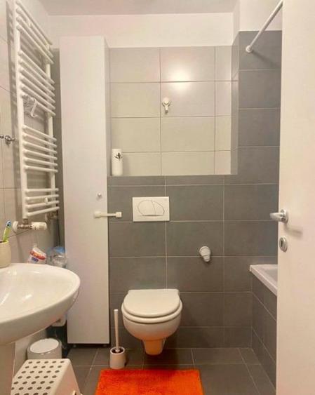 Apartament cu 3 camere semidecomandat, mobilat în Băneasa