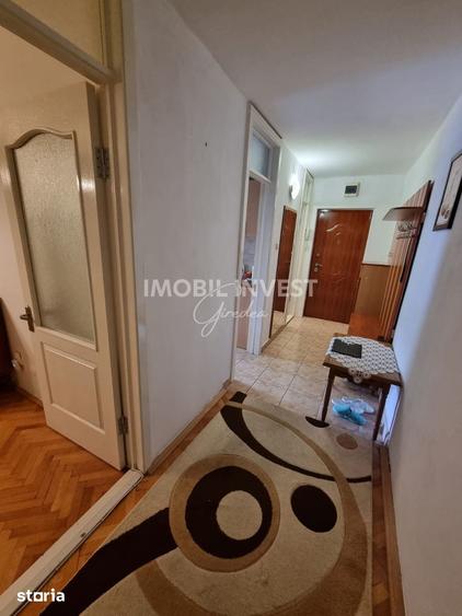 Apartament cu 4 camere în Cetate