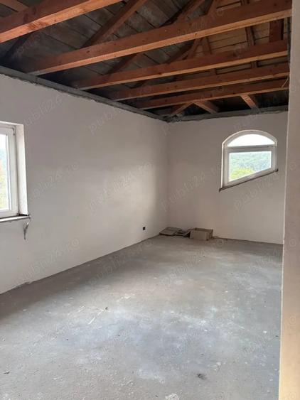 Casă cu 6 camere cu Teren 1100 Mp în Traian