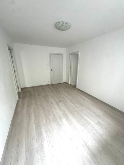 Apartament cu 3 camere semidecomandat în Titan