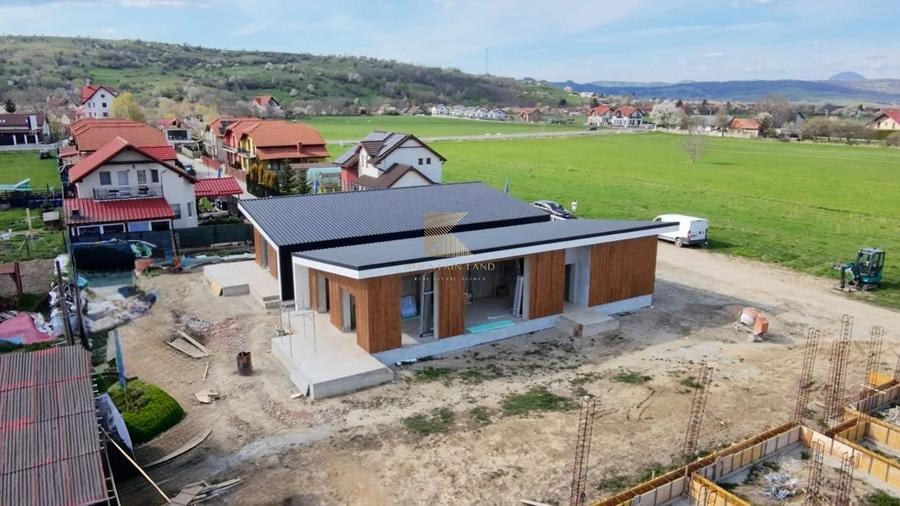 Casă individuală cu 4 camere cu Canalizare în Tohanu Nou