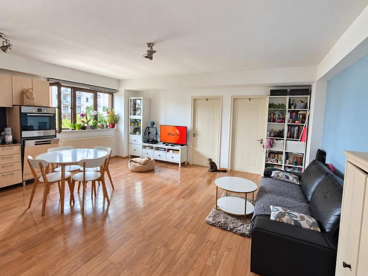 Apartament cu 3 camere semidecomandat în Nord-Est
