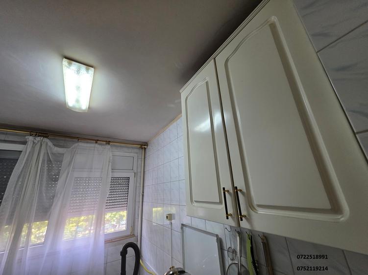 Apartament cu 3 camere semidecomandat în Baba Novac