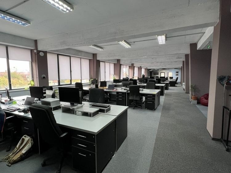 Birou, de 830 mp, în Central