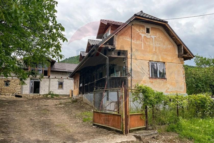 Casă cu 4 camere cu Teren 1381 Mp în Moldovenești