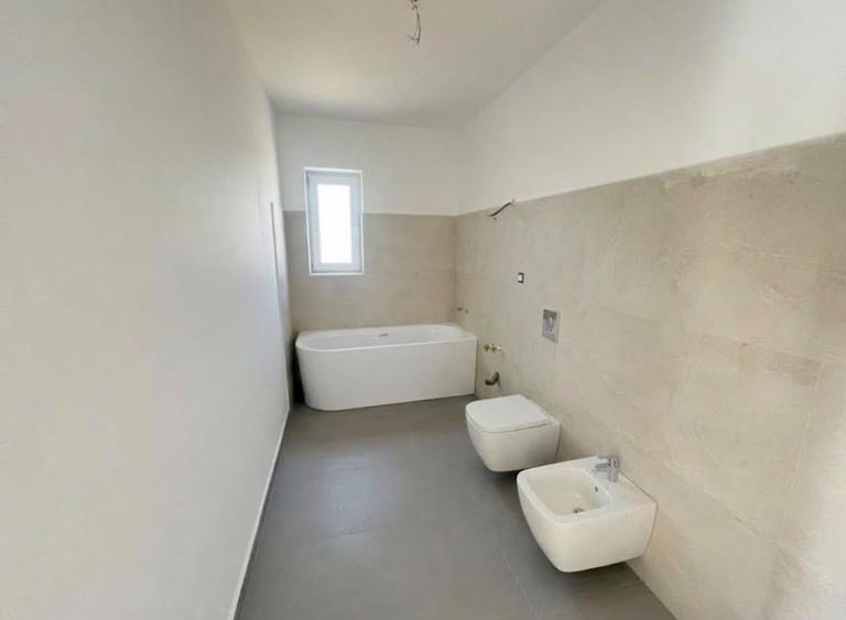 Casă individuală cu 4 camere cu Canalizare în Hărman