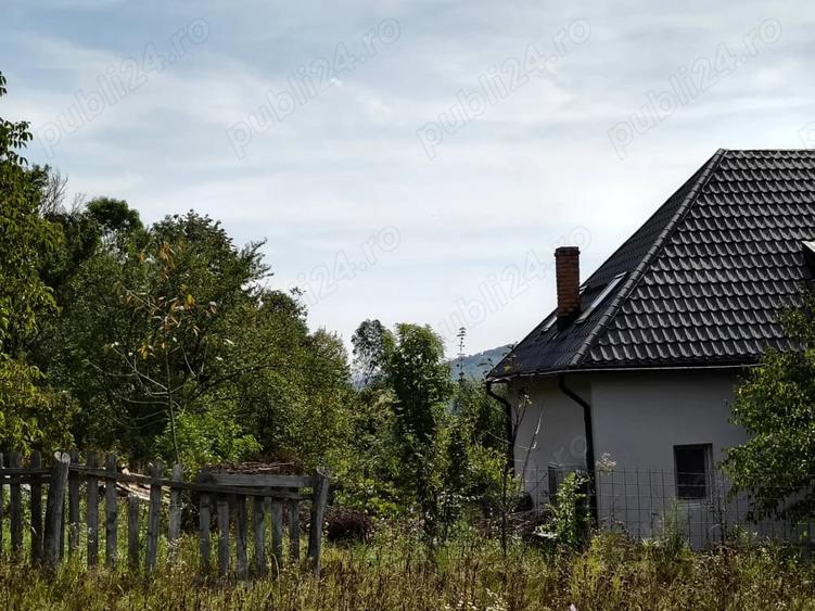 Teren de 2050 mp, în Livadea