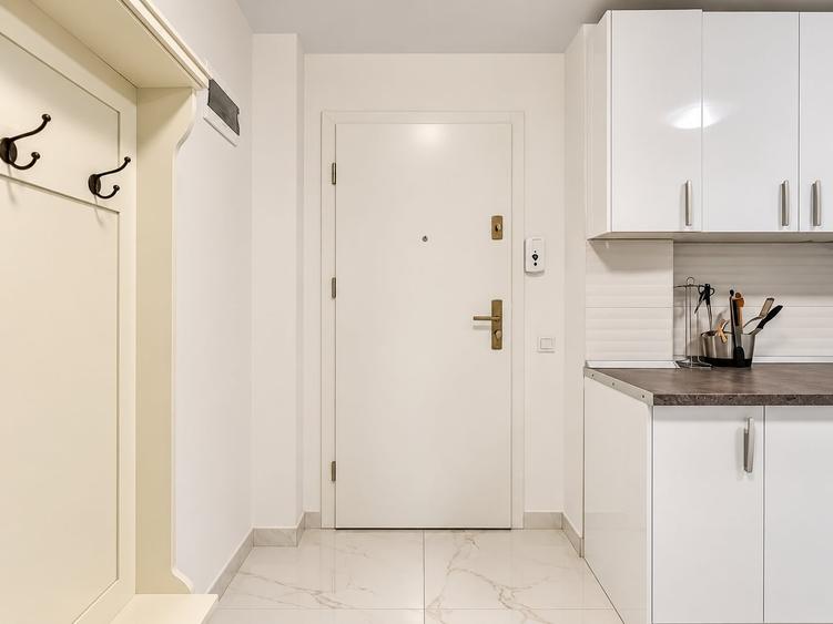 Apartament cu 4 camere semidecomandat, mobilat în Zorilor
