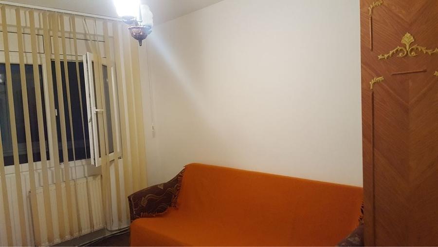 Apartament cu 3 camere semidecomandat în Podu Roș