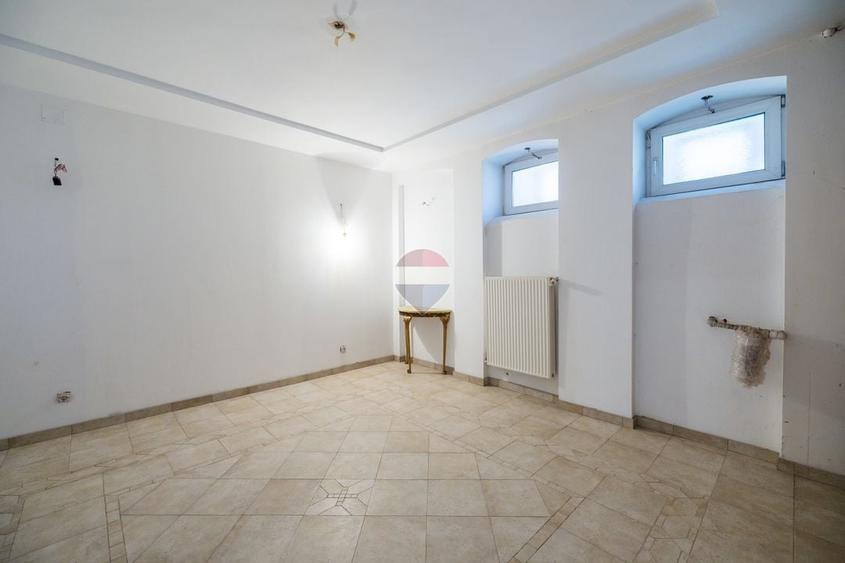 Casă individuală cu 6 camere cu Teren 3115 Mp în Sânpetru
