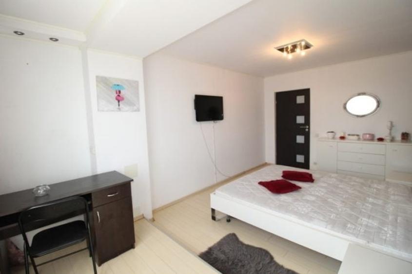 Apartament cu 3 camere semidecomandat, mobilat în Alexandru Obregia