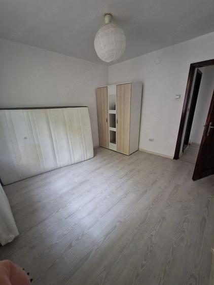 Apartament cu 4 camere semidecomandat în Tei