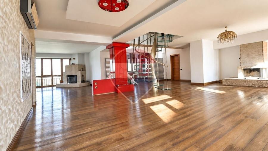 Penthouse cu 4 camere decomandat în Băneasa