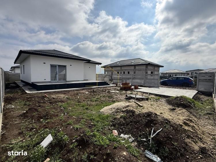 Casă cu 4 camere în Olteni