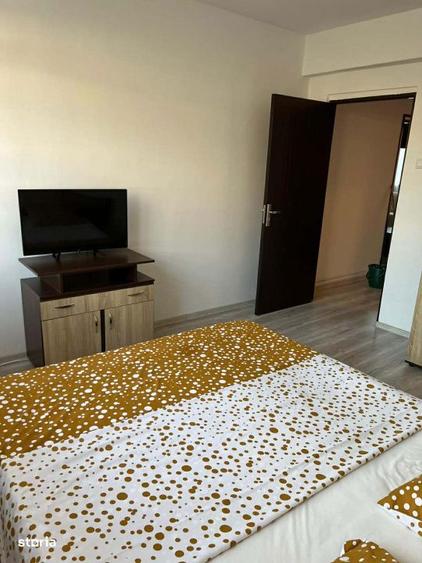 Apartament cu 3 camere semidecomandat în Calea București