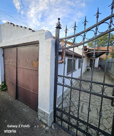 Casă cu 2 camere semidecomandat cu Teren 250 Mp în Cantemir