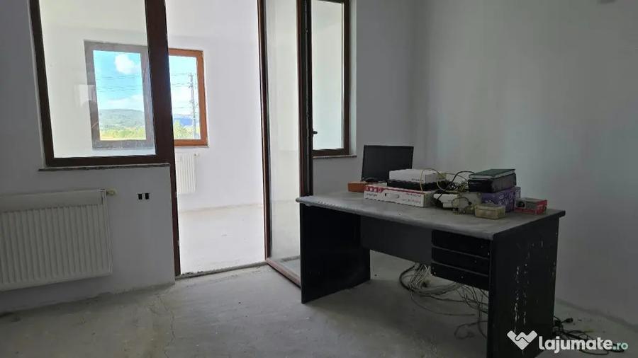 Casă cu 8 camere cu Teren 830 Mp în Brănișca
