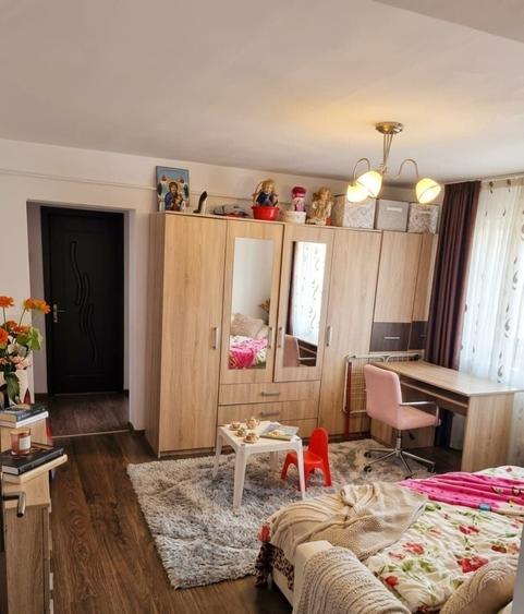 Apartament cu 3 camere semidecomandat în Cantemir