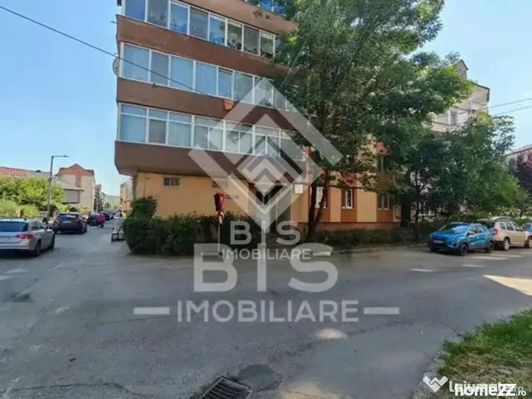 Apartament cu 4 camere decomandat în Independenței