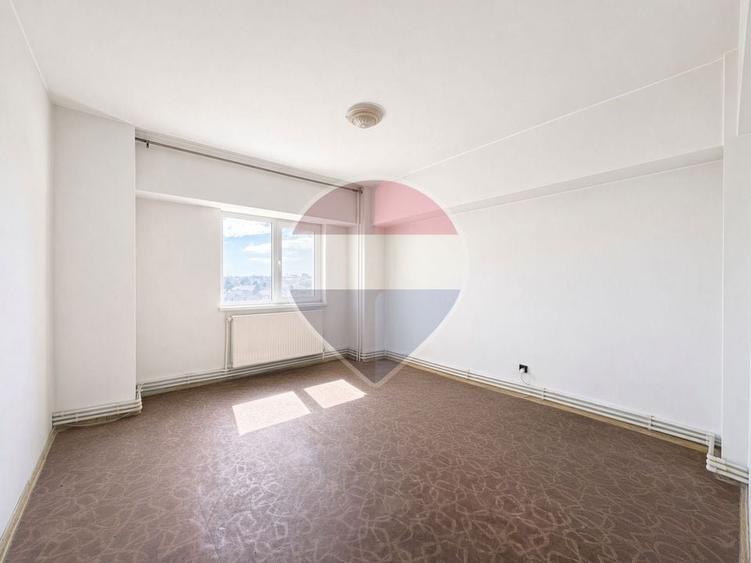 Apartament cu 3 camere decomandat în Trocadero