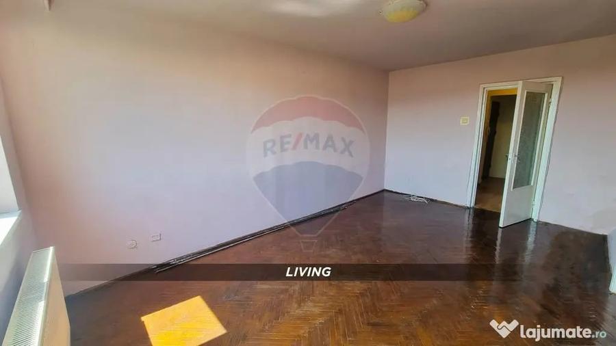 Apartament cu 3 camere semidecomandat în Central
