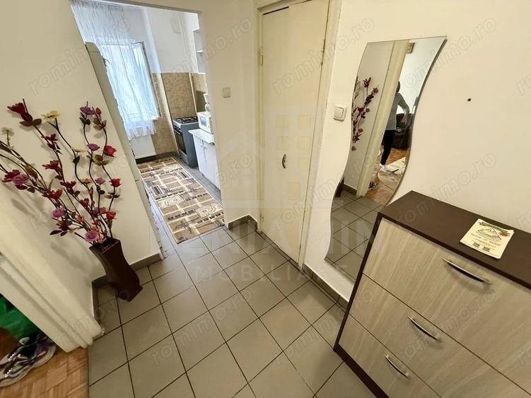 Apartament cu 2 camere semidecomandat în Craiovița Nouă
