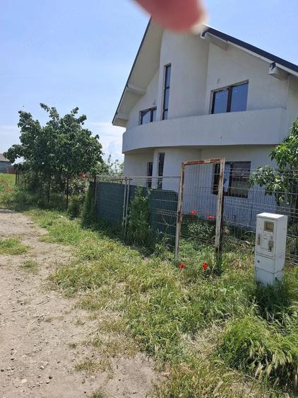 Teren de 5000 mp, în Lazu