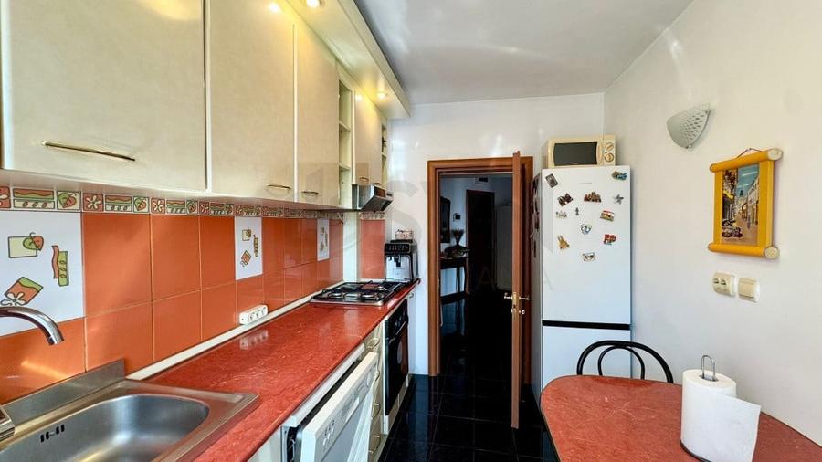 Apartament cu 3 camere decomandat în Victoriei