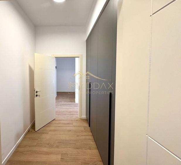 Apartament cu 3 camere semidecomandat, mobilat în Băneasa