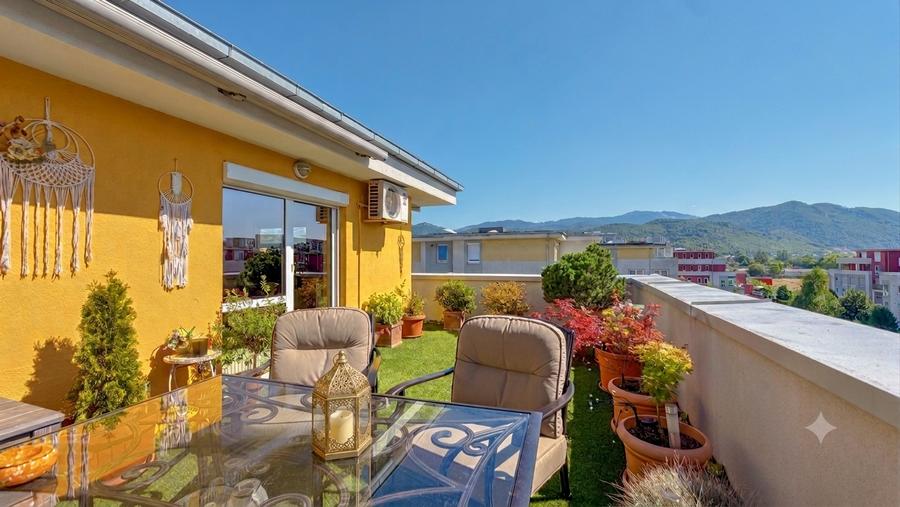 Penthouse cu 4 camere decomandat în Avantgarden