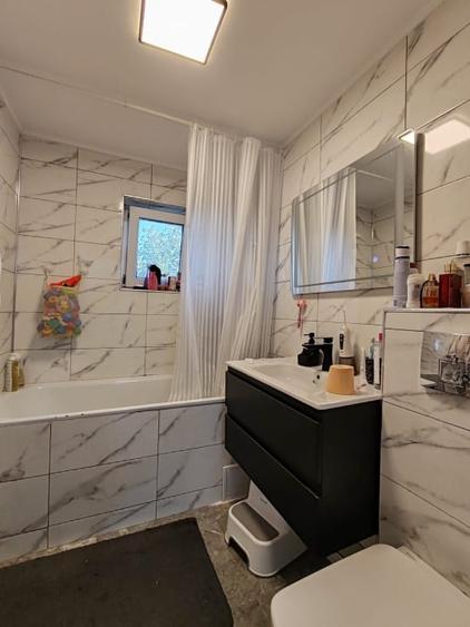 Apartament cu 3 camere decomandat, mobilat în Hotvon