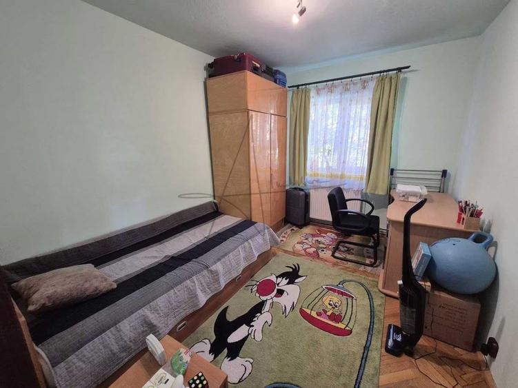 Apartament cu 3 camere decomandat în Girocului